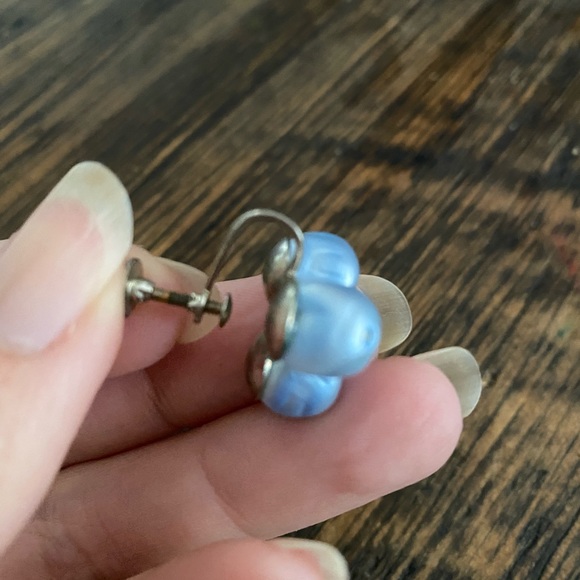 3/$15🥳 Vintage cluster screw-back earrings - Picture 5 of 7